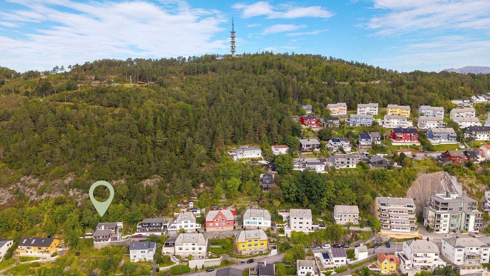 Dronebilde av eiendommen og nærområdet tatt fra syd Galleribilde