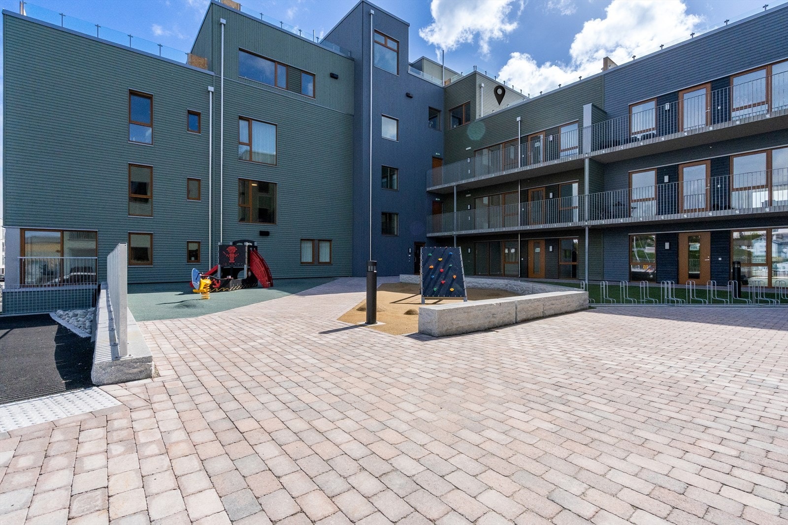 Flott opparbeidet fellesareal med lekeplass og promonade Galleribilde
