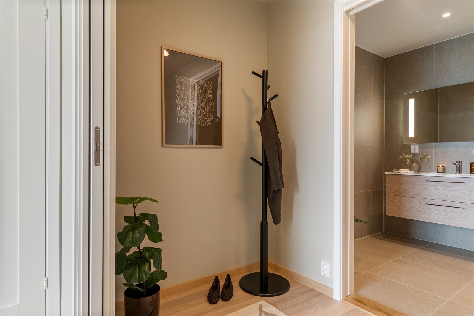 Walk-in closet med god plass til praktisk garderobeløsning Galleribilde
