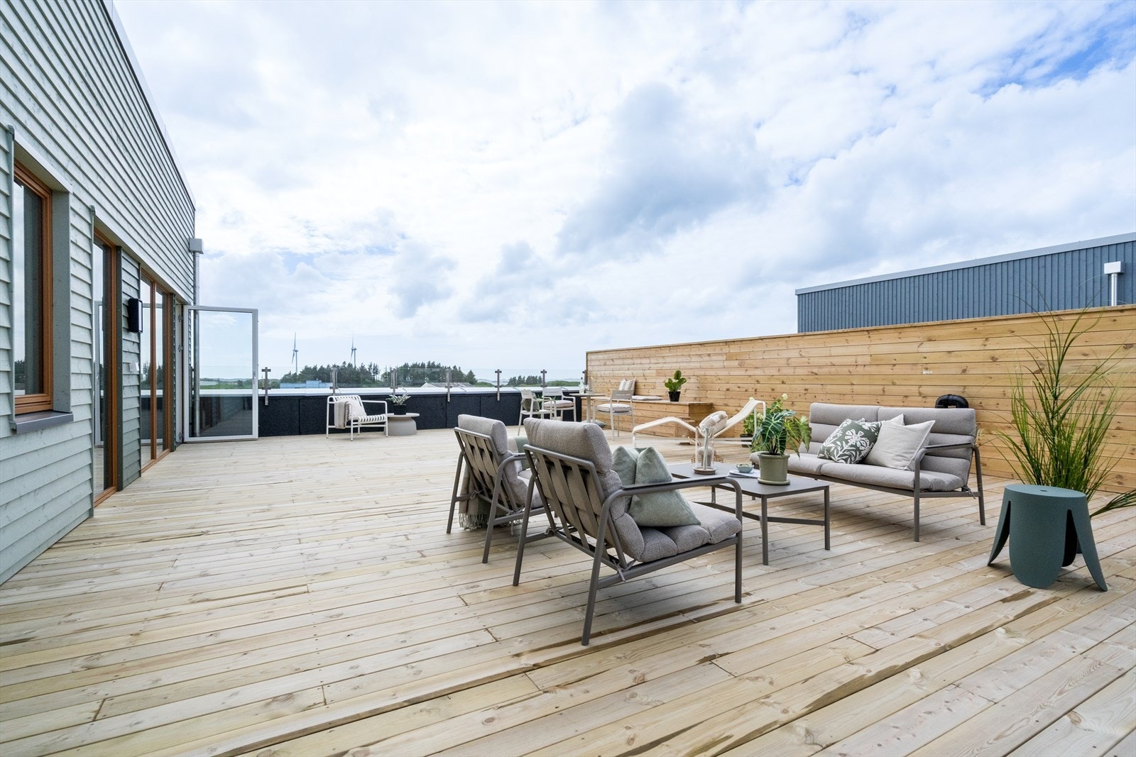 Stor takterrasse med gode muligheter for å innrede i flere soner Galleribilde