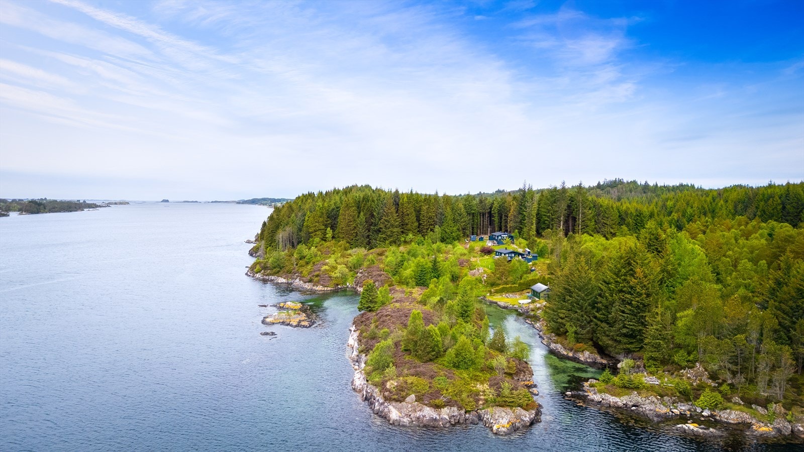 Her lever du tett på naturen og sjøen i Austrheim kommune. Galleribilde