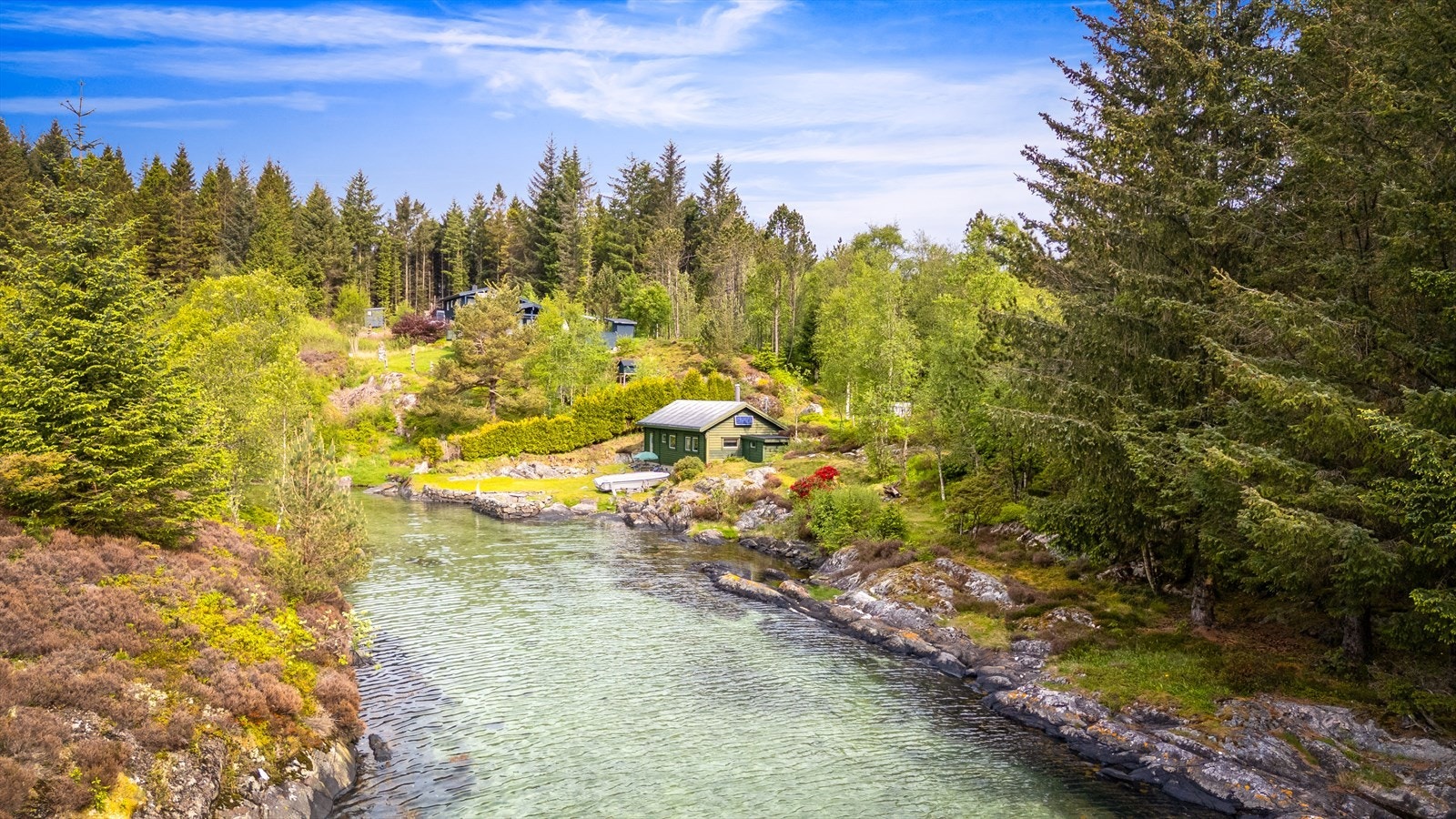 Fra eiendommen er det utsyn over vannet og det omkringliggende kystlandskapet. Galleribilde