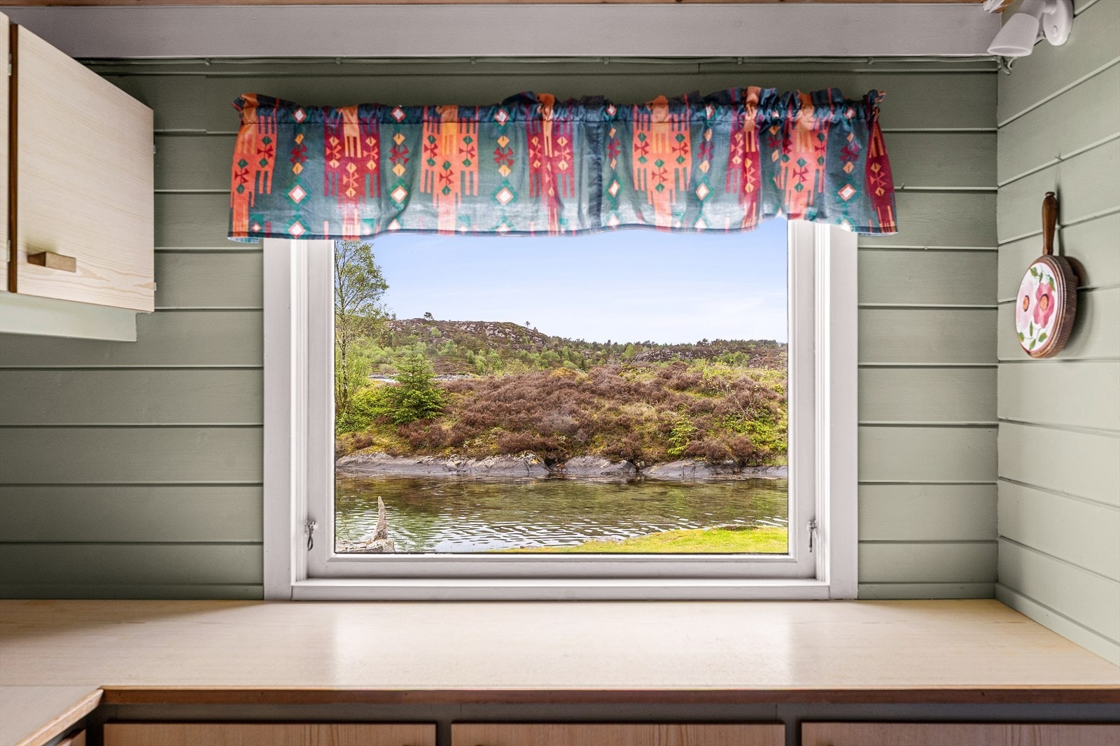 Fra kjøkkenbenken er det direkte utsyn mot vannet og naturen utenfor. Galleribilde