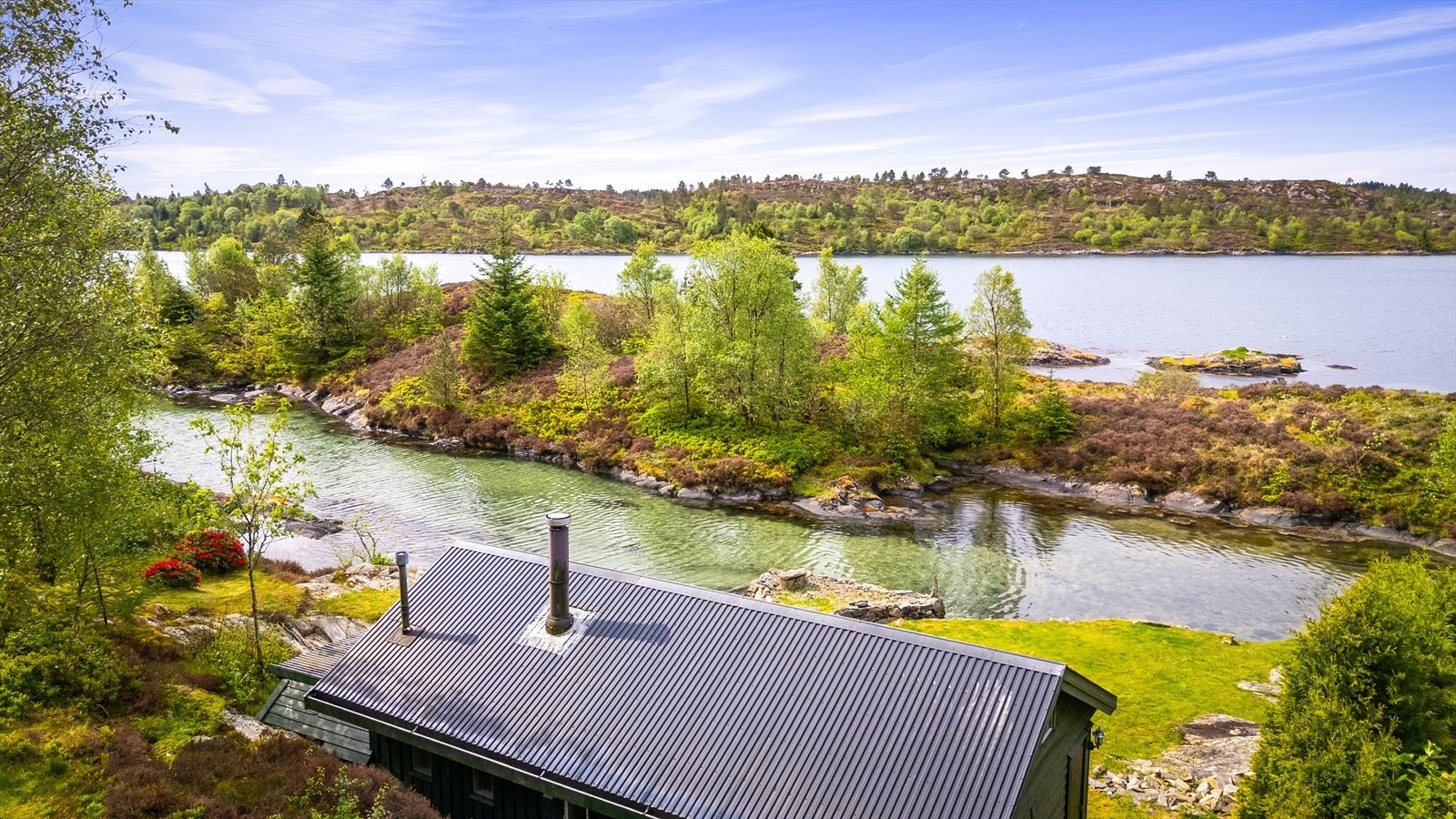 Hytta er fundamentert på en grunnmur av betong og gråstein. Galleribilde