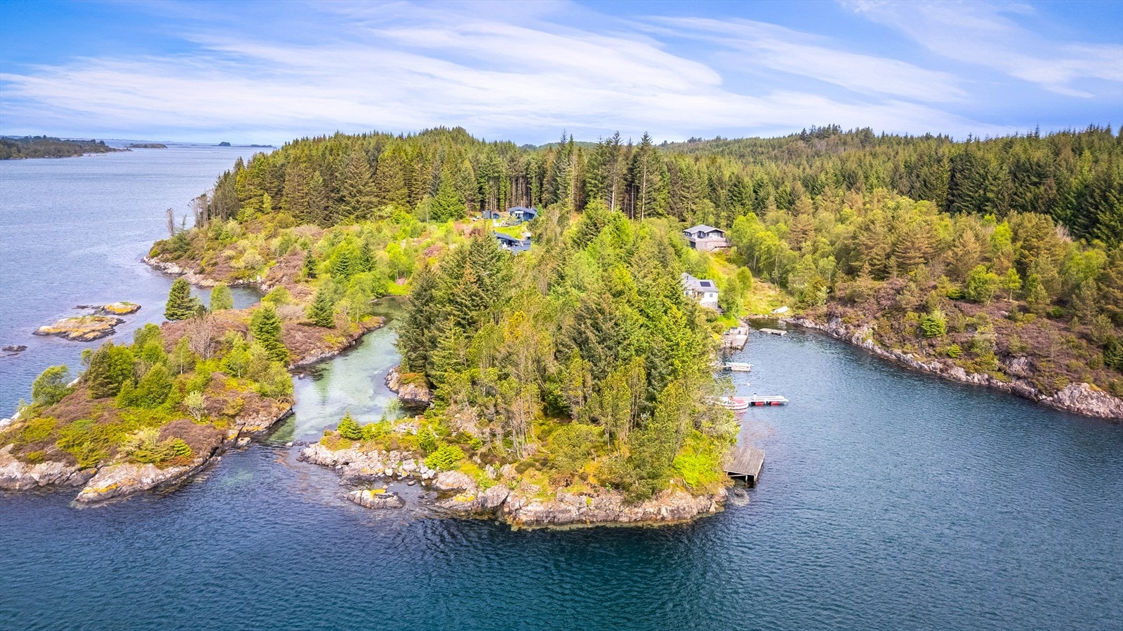 Området byr på maritime omgivelser med holmer og skjær. Galleribilde