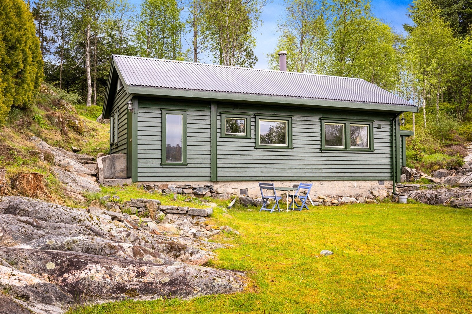 Hytta har liggende, enkelfalset trekledning og tak tekket med aluminiumsplater. Galleribilde