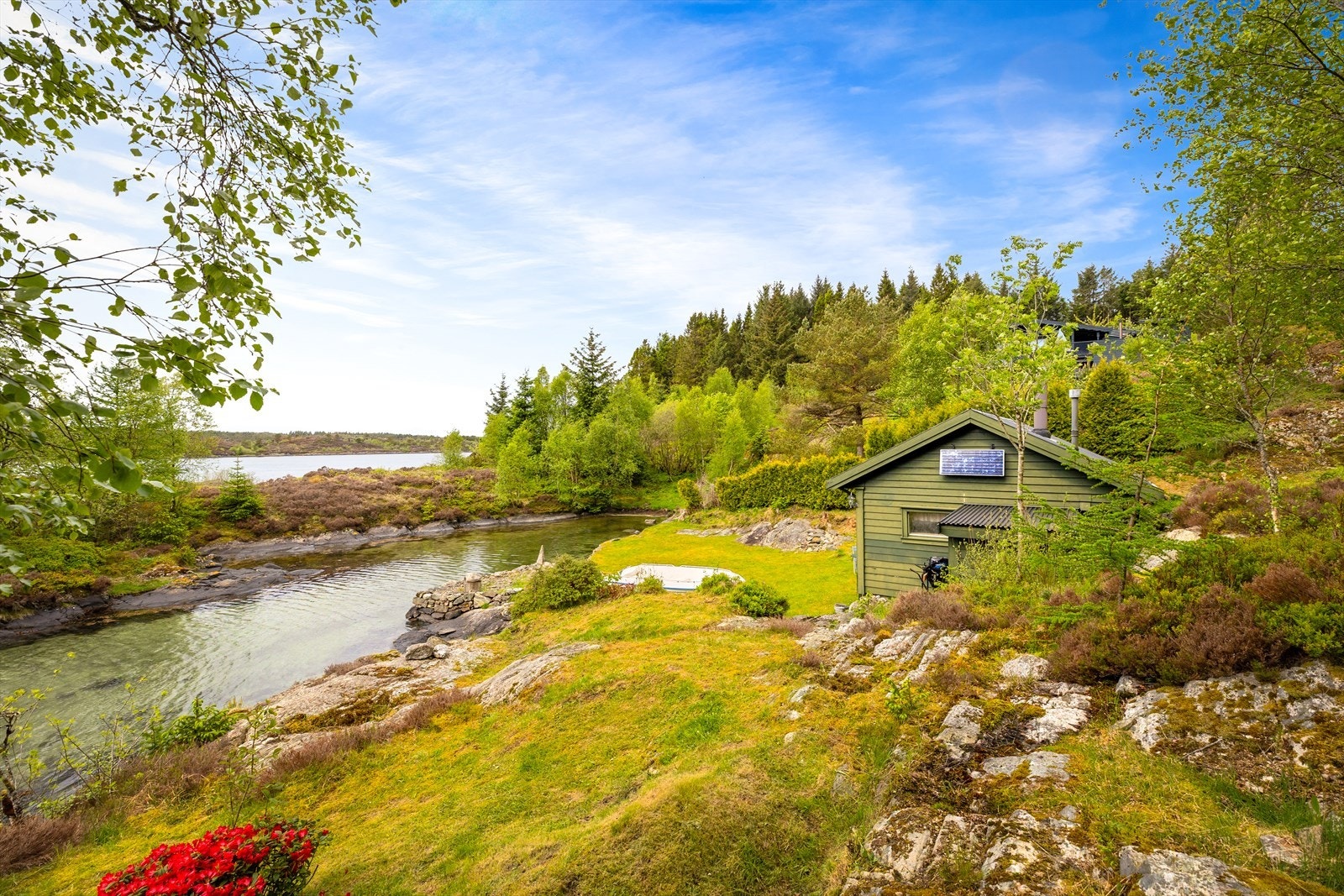 Adkomst til eiendommen er via en sti, cirka 10-15 minutters gange fra parkering. Galleribilde