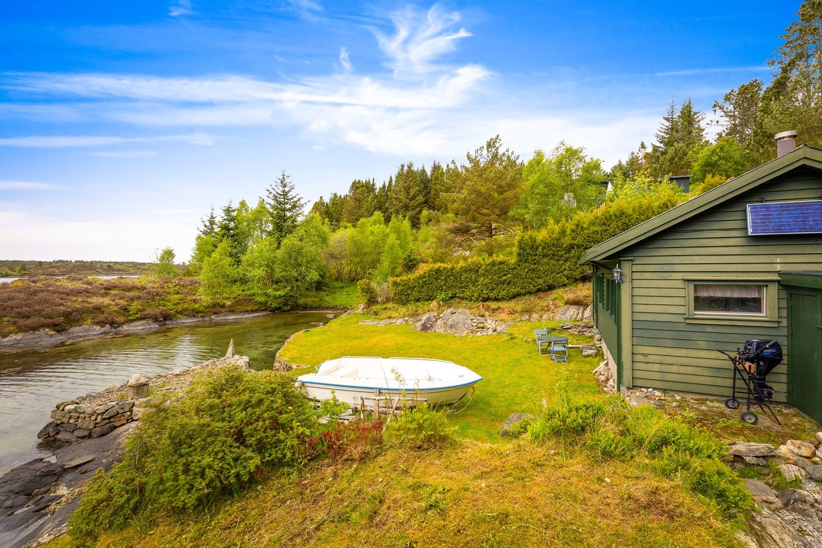 Et lite solcellepanel på ytterveggen forsyner deler av belysningen i hytta med strøm. Galleribilde
