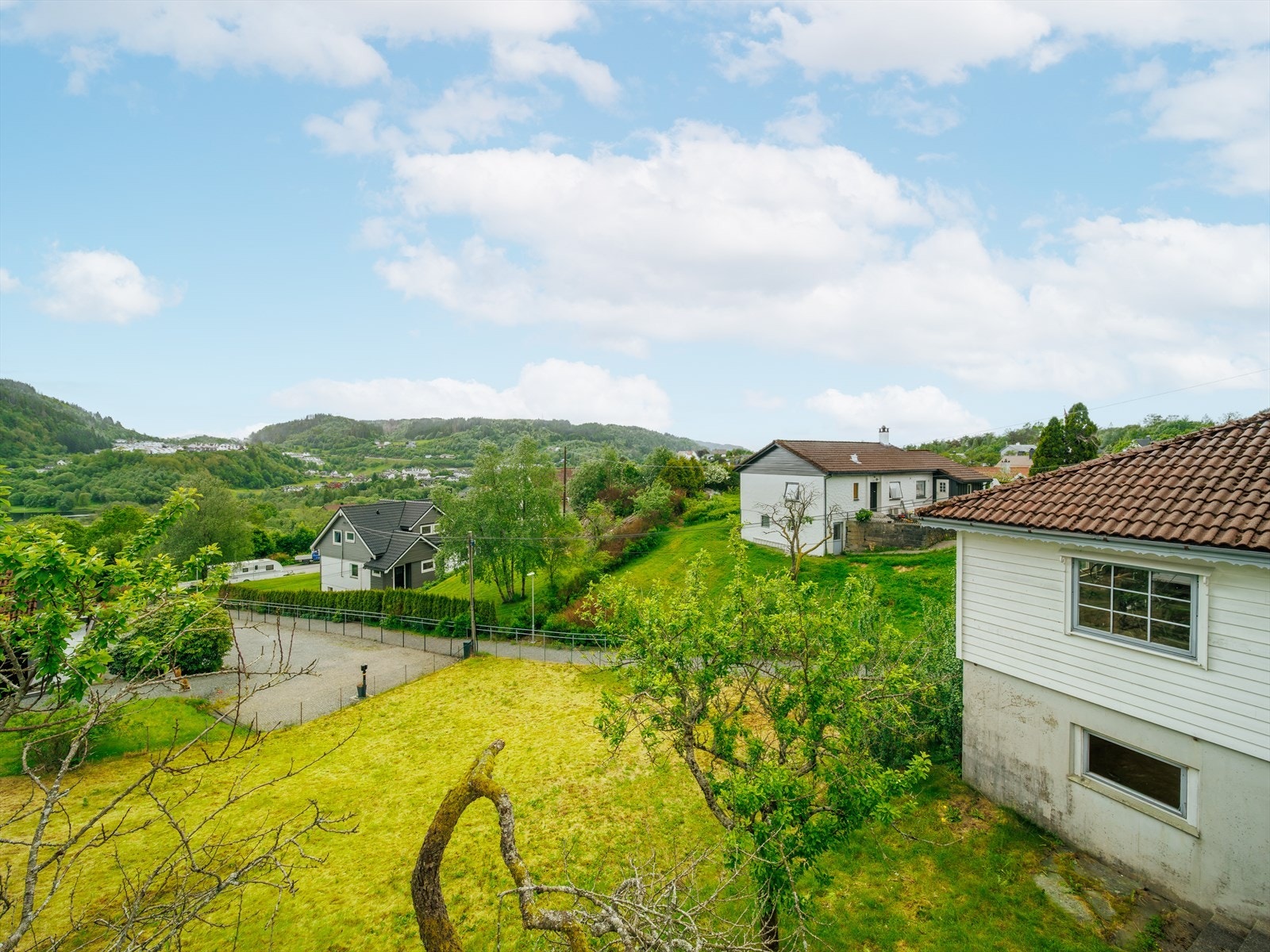 Fra eiendommen er det nydelig utsikt mot Vallaheiane, Smøråsfjellet og Totland mv Galleribilde