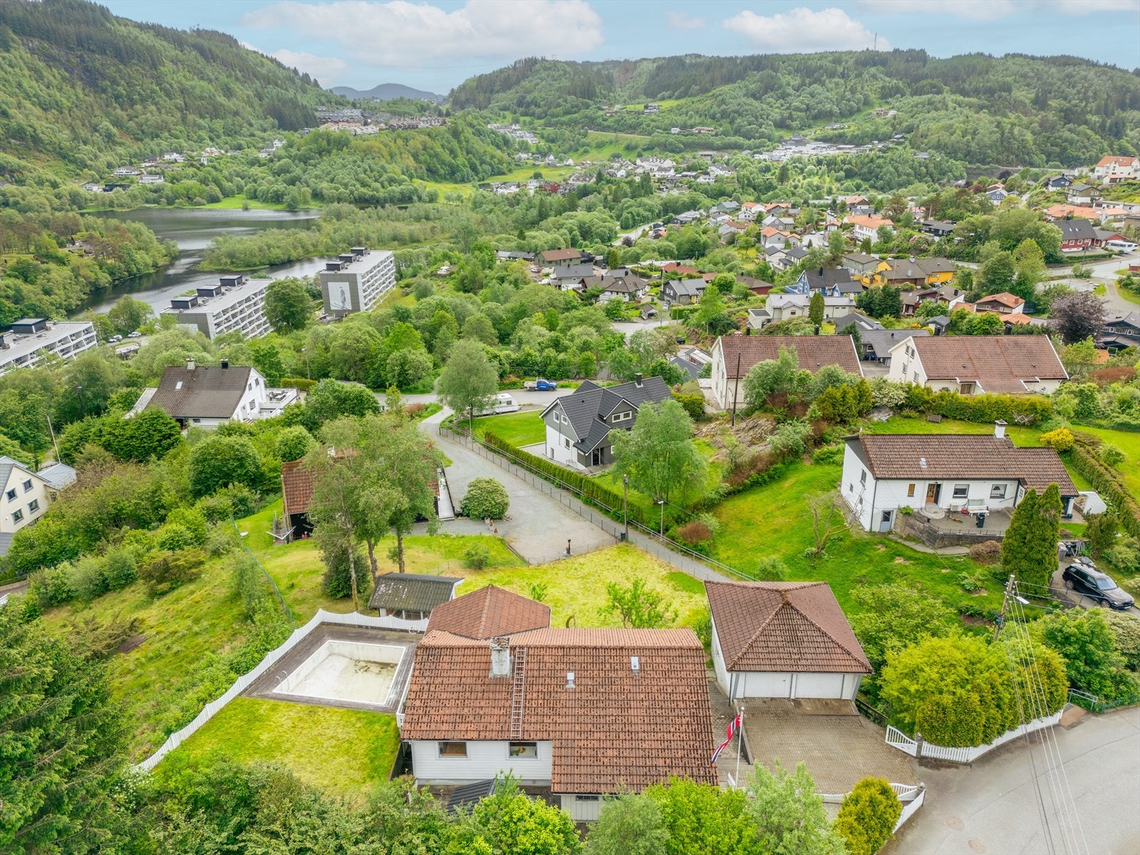 Boligen ligger meget flott til med nydelige sol- og utsiktsforold Galleribilde
