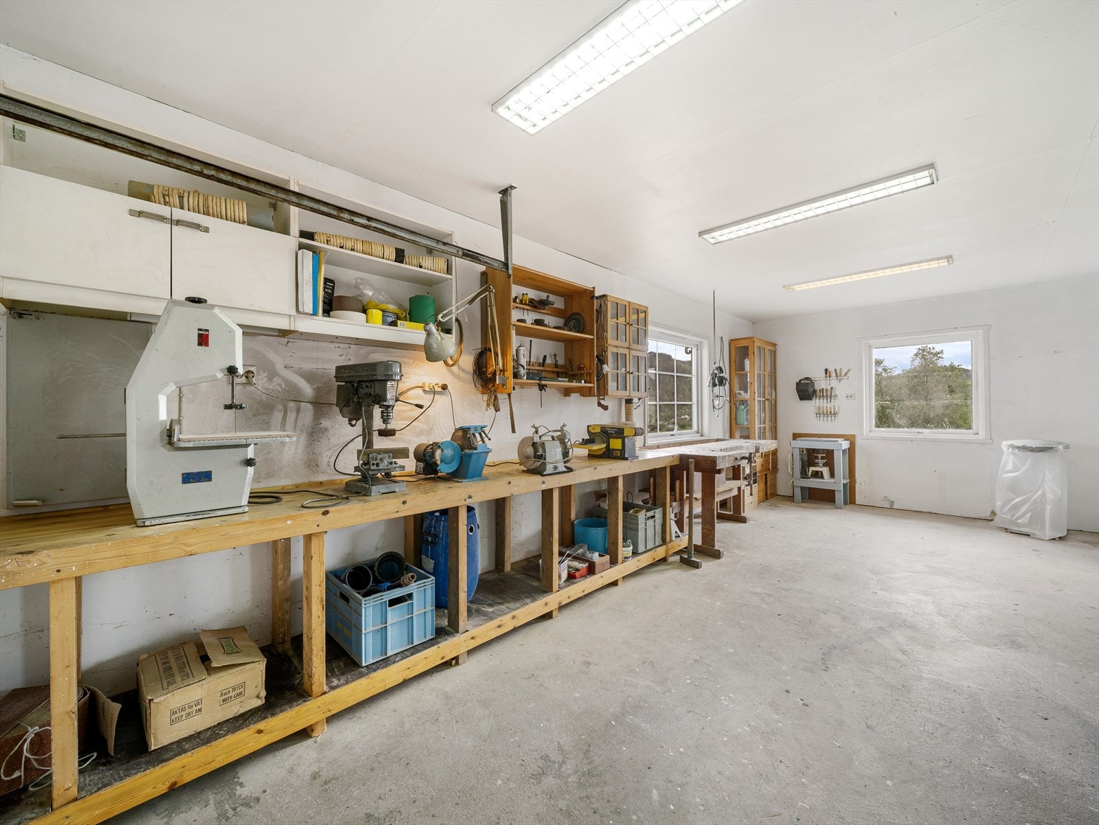 Garasjen er meget stor og her medfølger det noe fastmontert verktøy. Perfekt for den arbeidsglade mann/kvinne Galleribilde