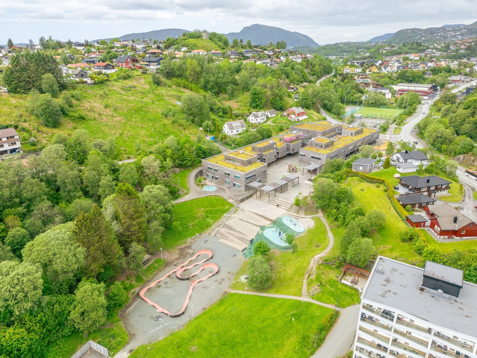 Eiendommen har en strålende plassering med Ulsmåg barneskole i umiddelbar nærhet Galleribilde