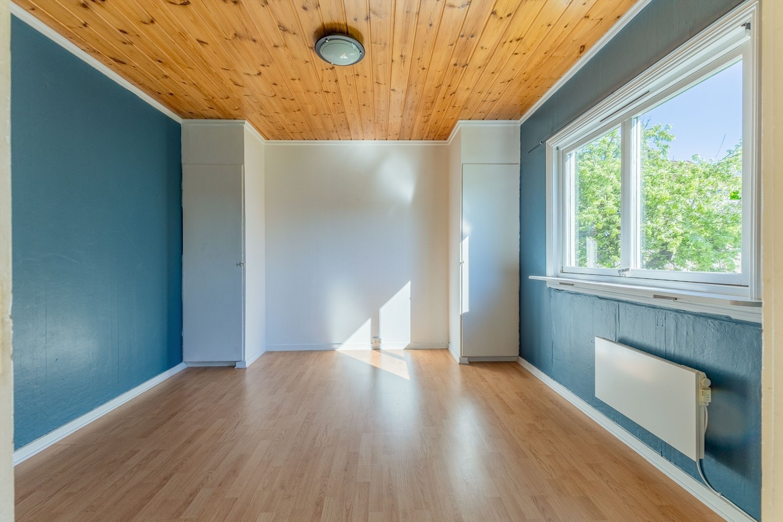 I hver etasje er det 2 soverom. Her kan du enkelt innrede med seng, garderobe og tilhørende møblement, og skape rolige og behagelige rom for avslapning. Galleribilde