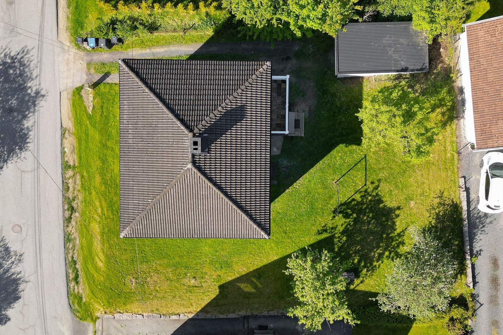 Den romslige tomten gir deg mange muligheter! Her kan du opparbeide en flott hage med plen, terrasse og hyggelige soner for både lek og avslapning. Galleribilde