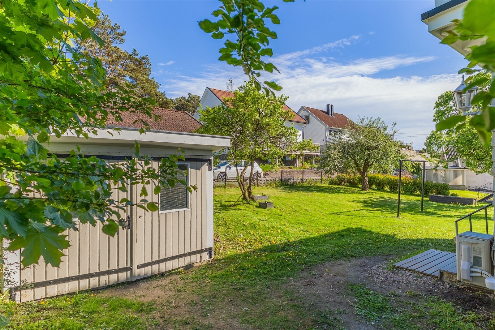 Frittstående garasje gir deg praktisk parkering og gode lagringsmuligheter. Galleribilde