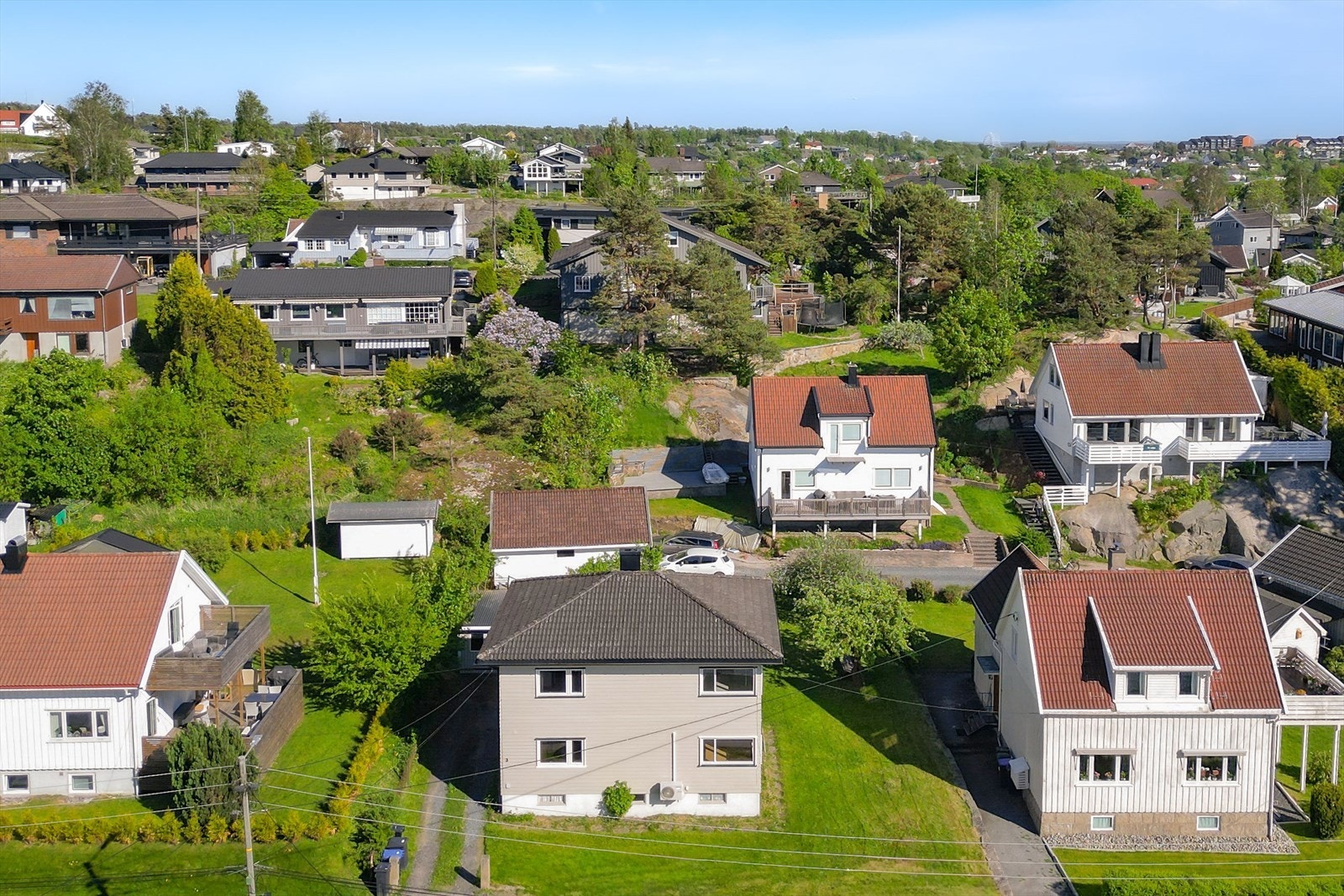 Eiendommen ligger i et etablert og barnevennlig boligområde på Riisløkka i Fredrikstad. Området oppleves som rolig og trygt, med godt naboskap og nærhet til daglige fasiliteter. Galleribilde