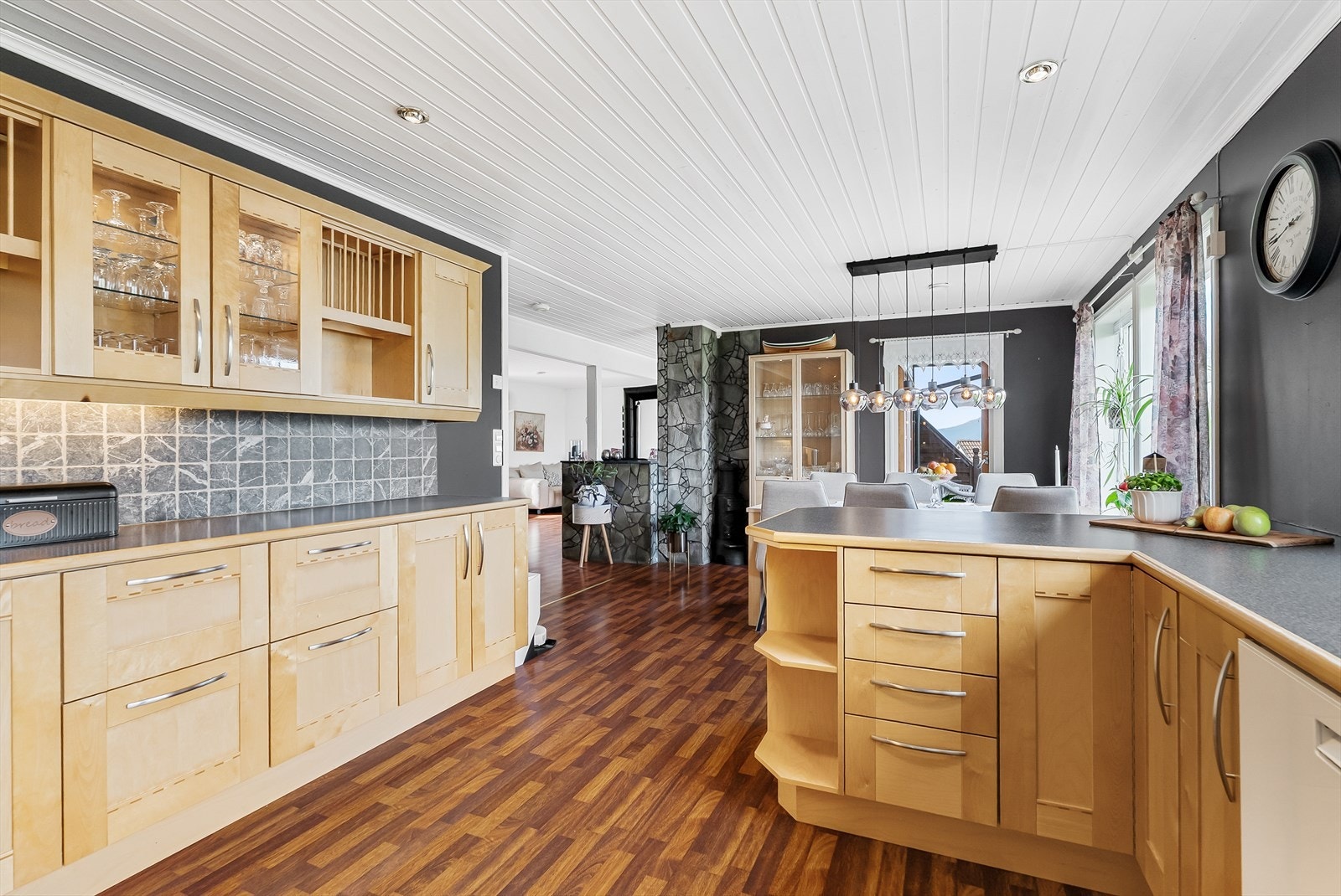 Kjøkkenøy mot spisestue. Galleribilde