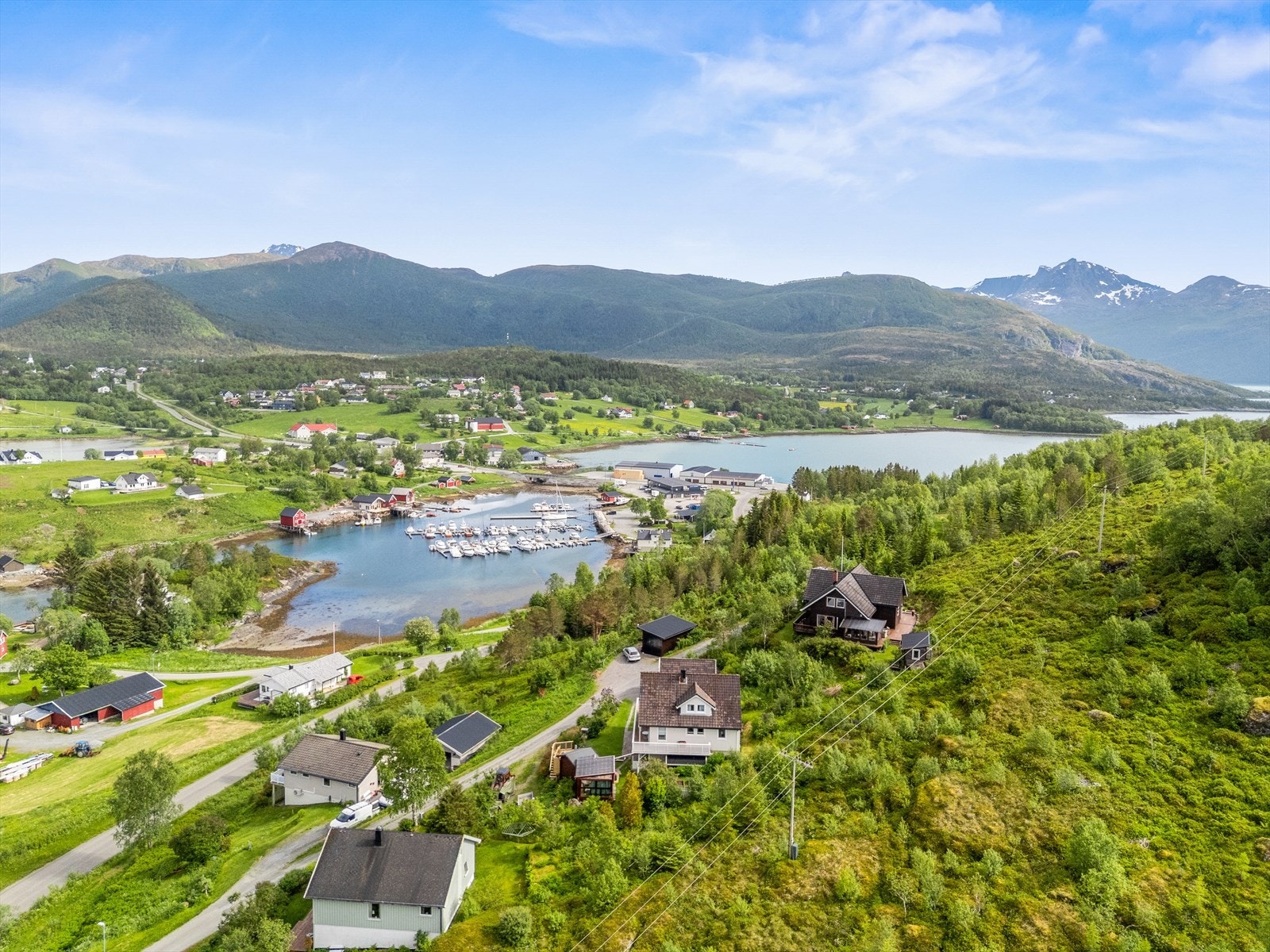 Boligen ligger i et boligområde med nærhet til vakker natur. Galleribilde