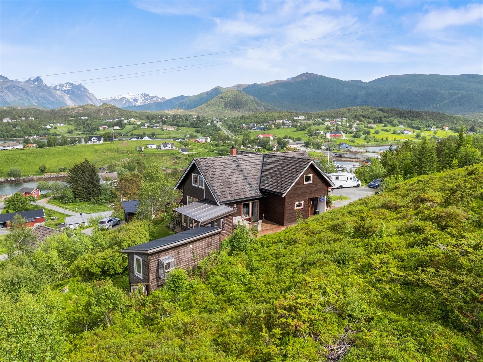 Eiendommen har en naturskjønn og rolig beliggenhet på Halsa. Galleribilde