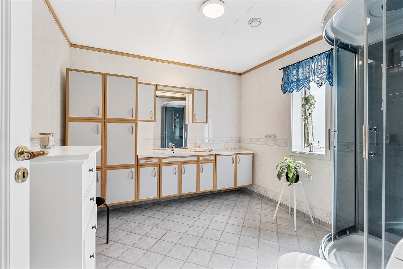Bad 1. etasje med dusjkabinett og stor baderomsinnredning. Galleribilde