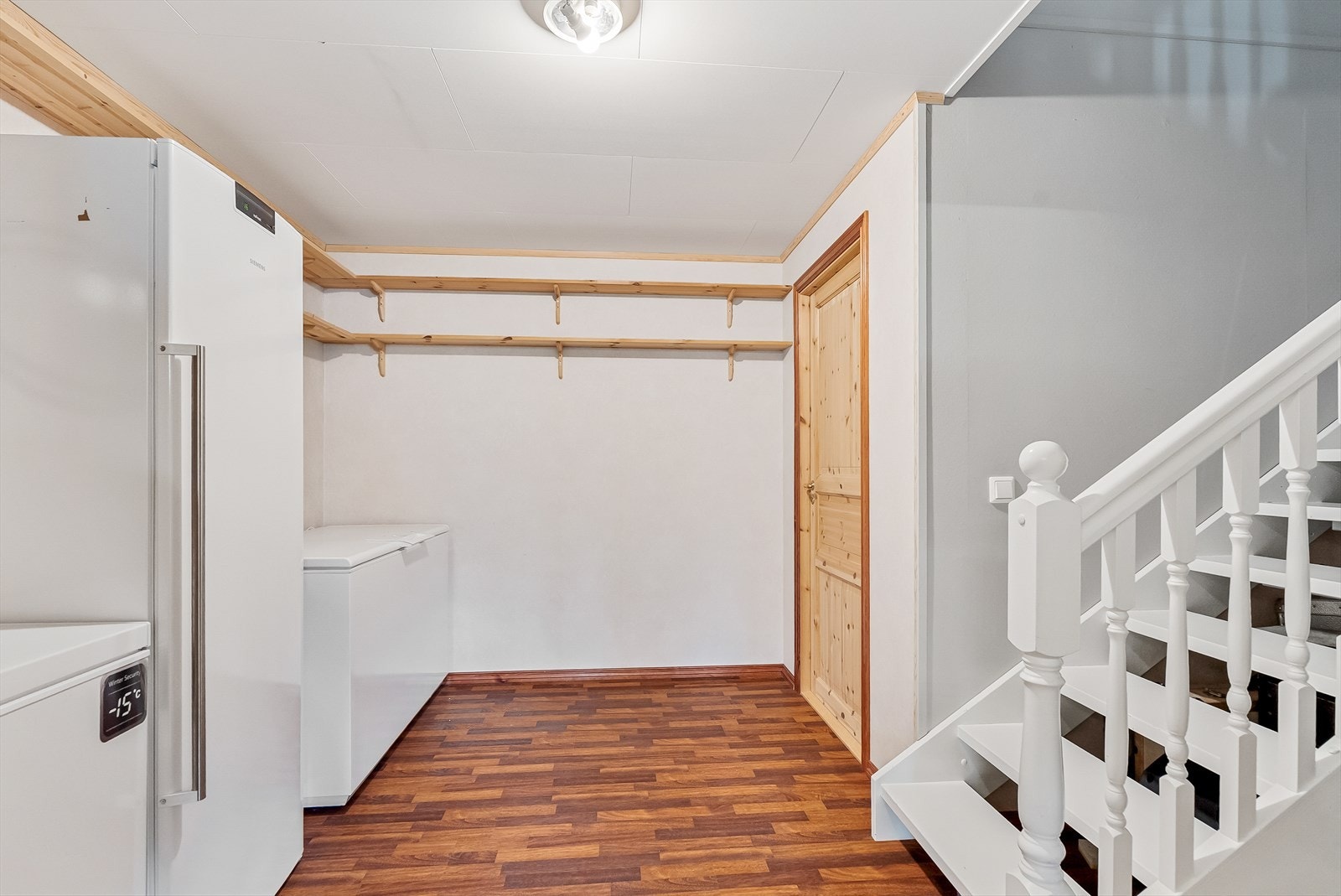 Stor del av kjeller uinnredet med mange muligheter. Galleribilde