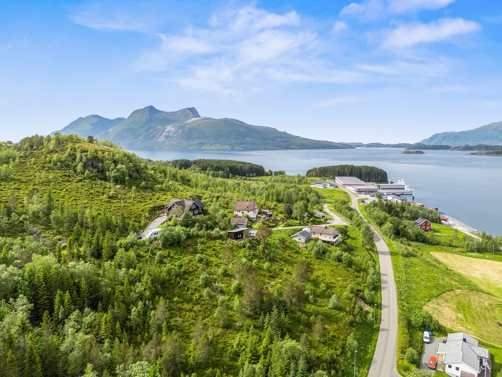 Boligen ligger høyt og fritt til, med flott utsikt over Halsa. Galleribilde