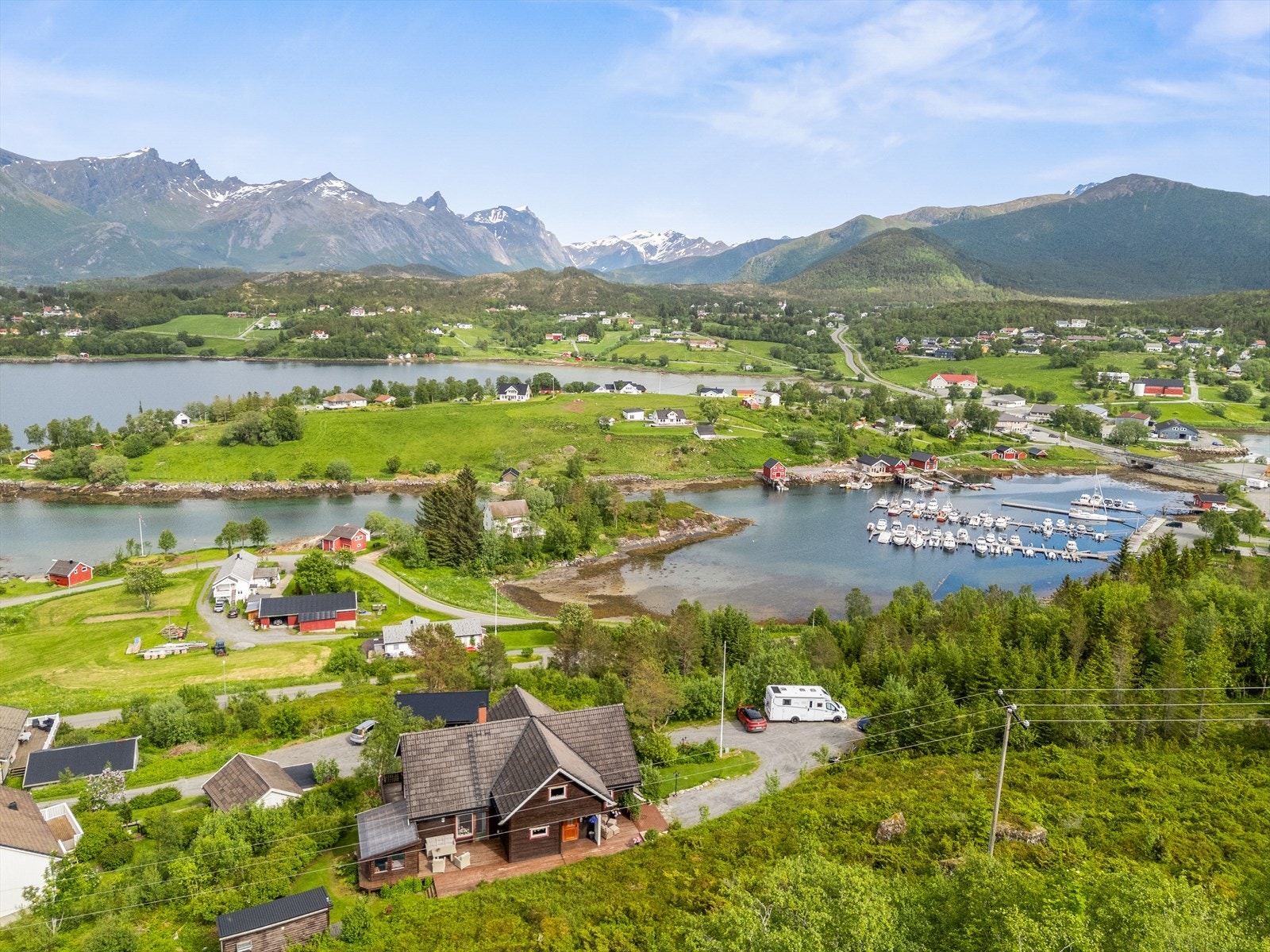 Til Ørnes sentrum er det ca. 1 time kjøring. Galleribilde