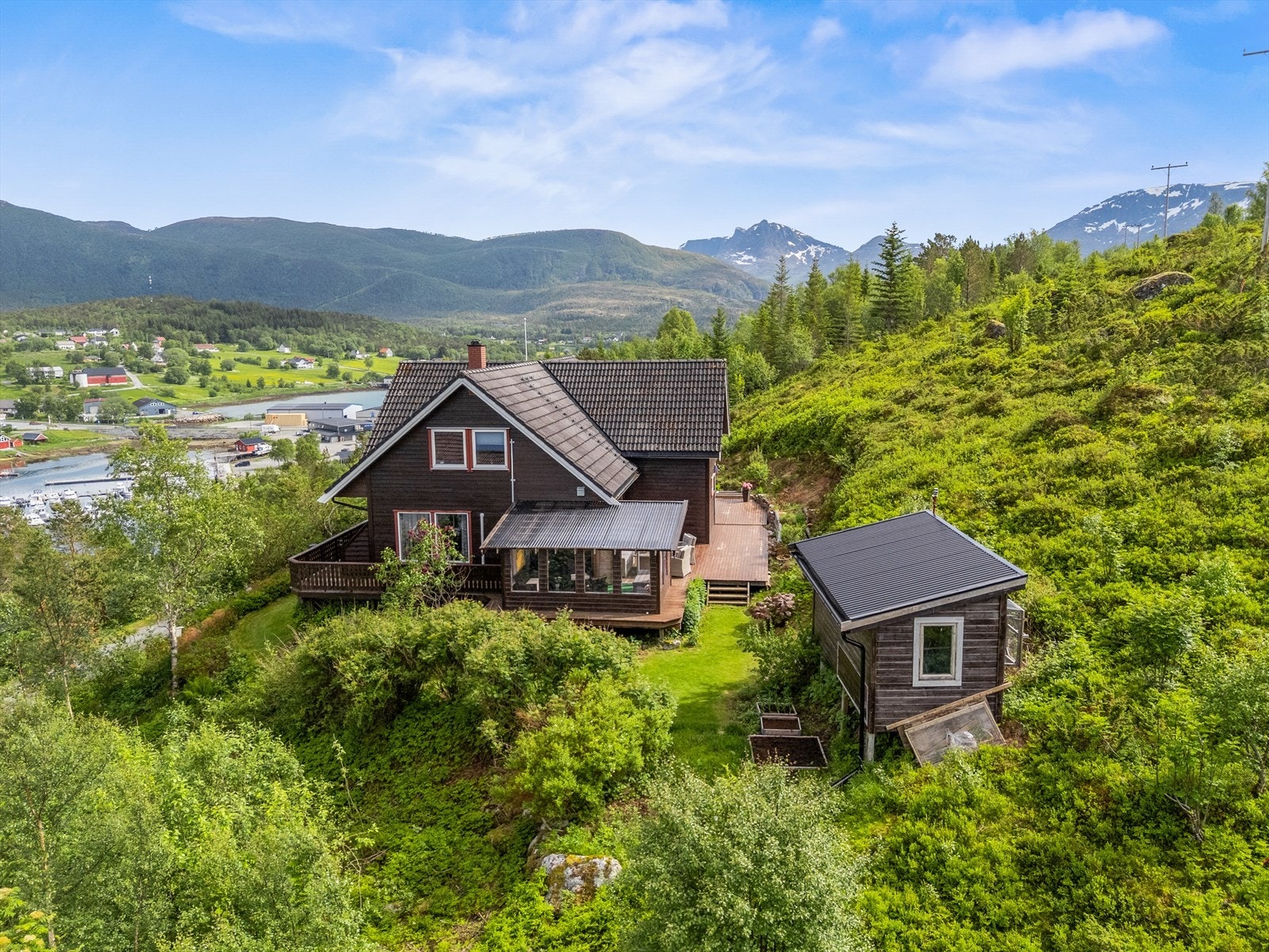 God beliggenhet med utsikt over fjord og fjell. Galleribilde