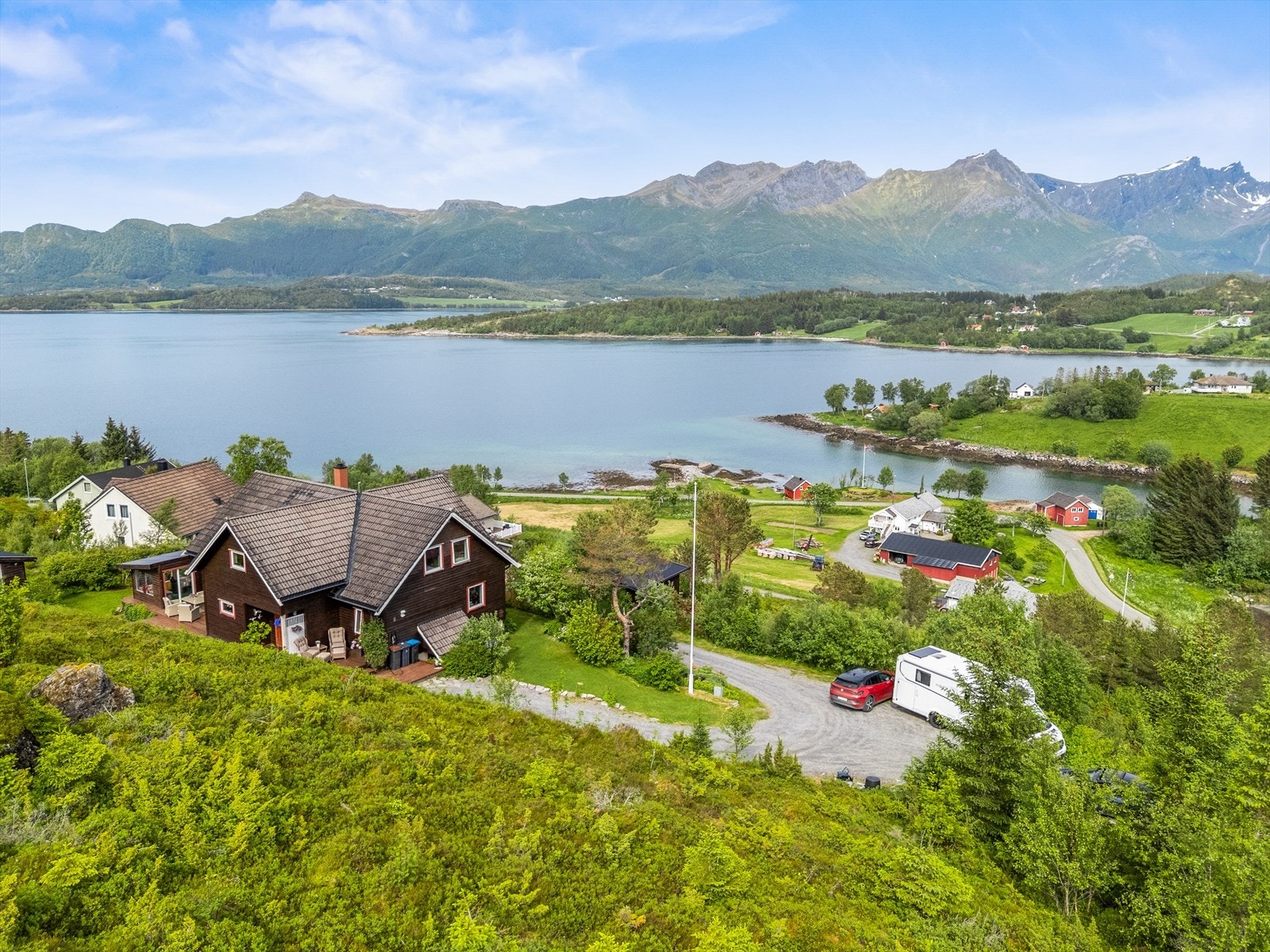 Boligen ligger i enden av en vei uten gjennomgangstrafikk. Galleribilde