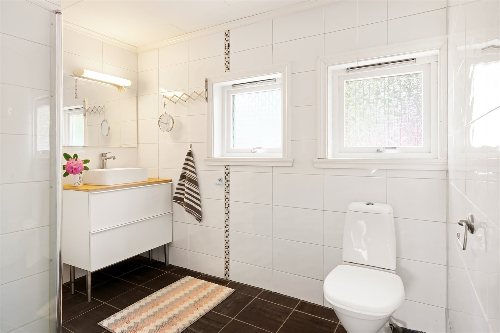 Badet ligger i boligens øverste etasje og fremstår med et tidløst uttrykk. Varmekabler i gulv Galleribilde