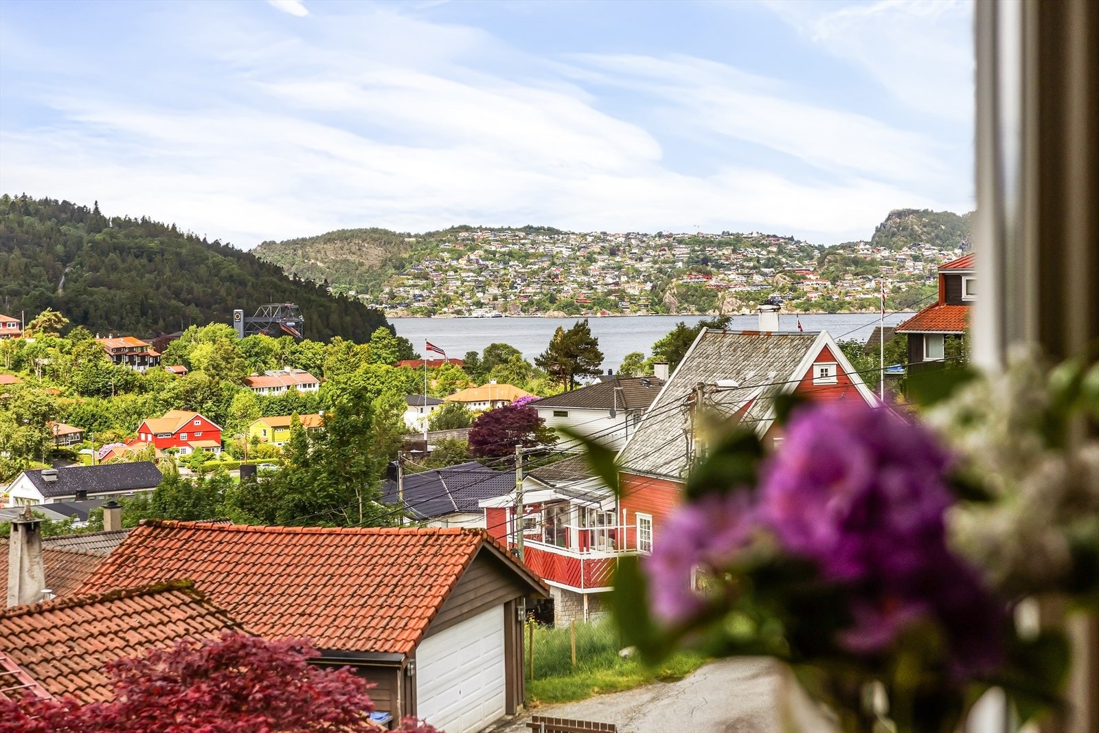 Spektakulær utsikt med innseilingen til Bergen. I bakgrunn Askøy Galleribilde