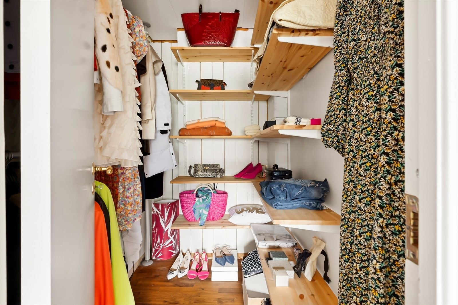 Walk-in-garderobe sørger for praktisk og oversiktlig oppbevaring av klær og personlige eiendeler. Galleribilde