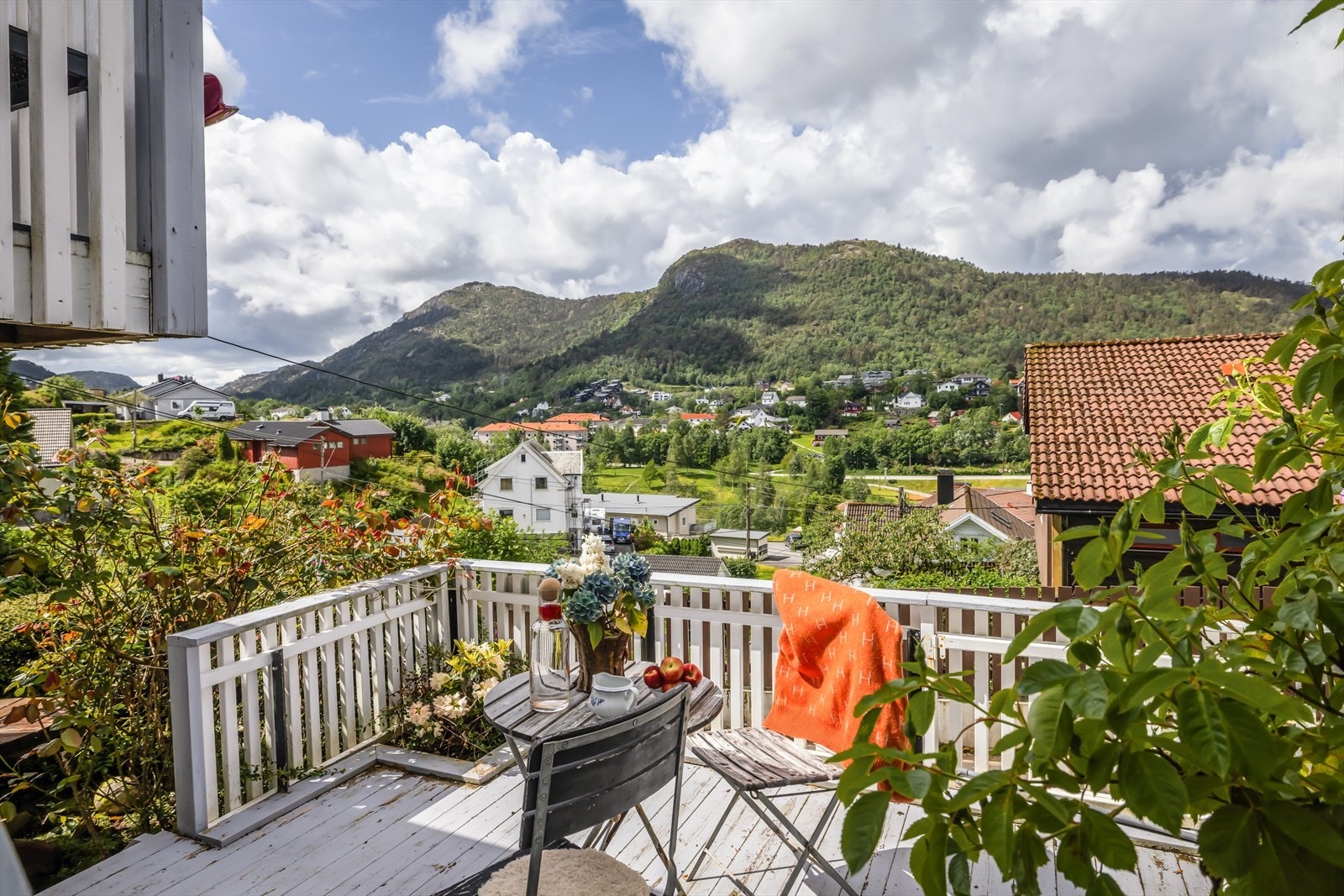 Boligen har en solrik og hyggelig uteplass som innbyr til avslapning og sosiale sammenkomster. Her kan du nyte rolige stunder med morgenkaffen eller samle familie og venner på fine sommerdager. Galleribilde