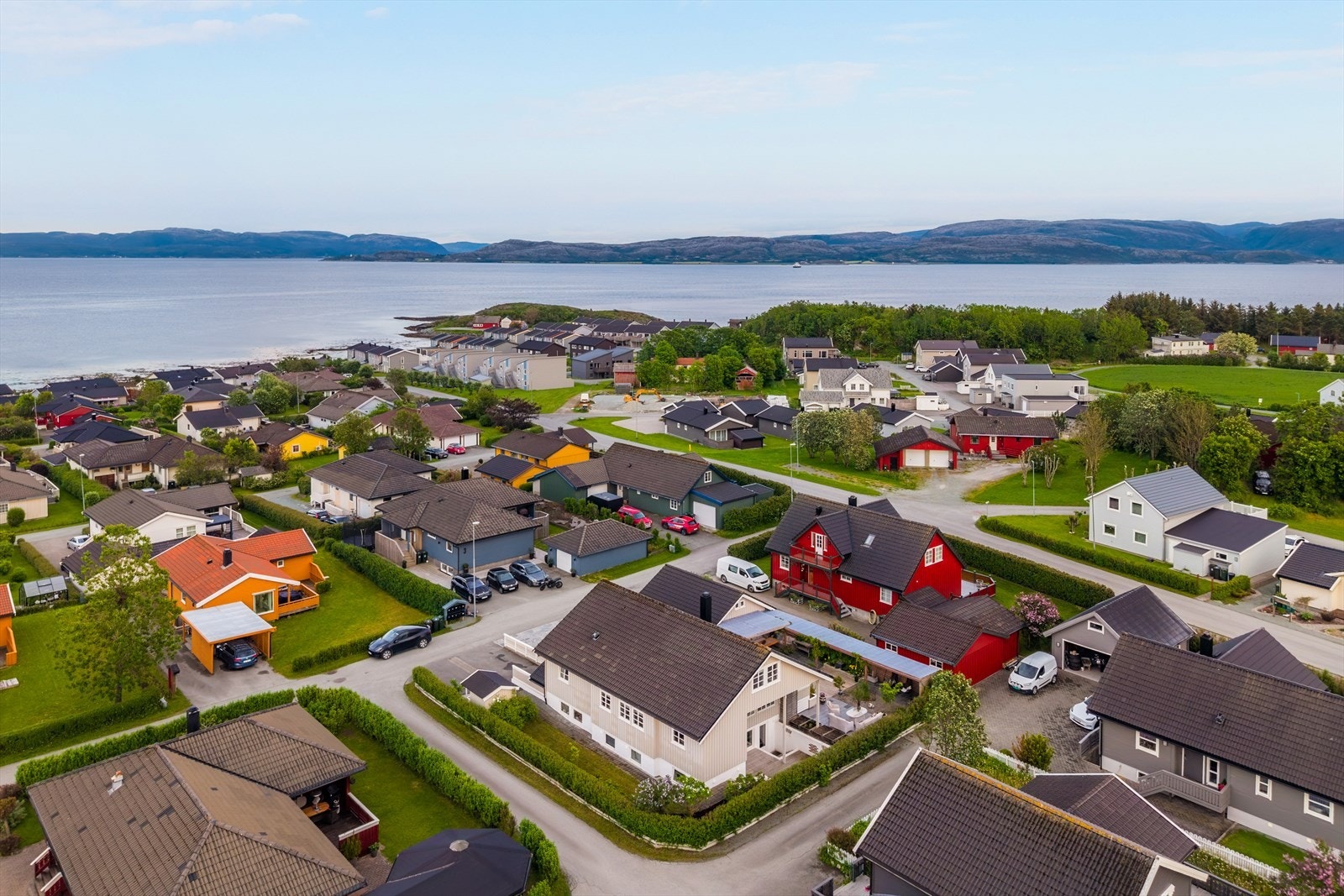Brekstad småbåthavn og marina ligger like ved som er et ypperlig utgangspunkt for båt - og sjøliv. Galleribilde