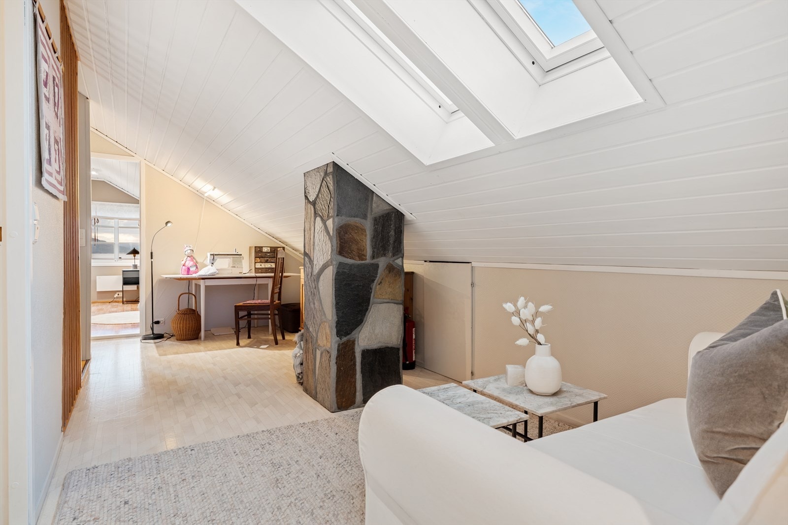 I boligens 2. etasje får du fire soverom, baderom og gang/oppholdsrom. Galleribilde