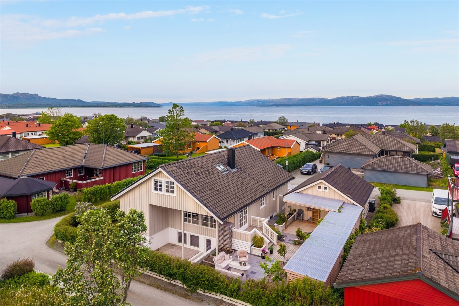 Her bor du sentralt på Hovde, med kort avstand til alle servicetilbud. Galleribilde