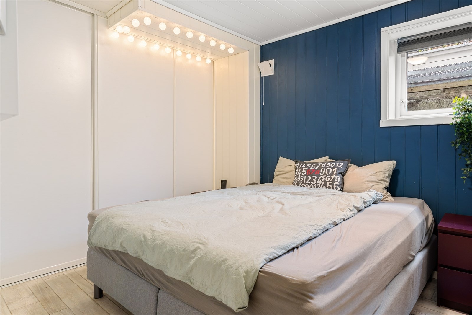 Utleiedelen inneholder en romslig stue, tre soverom, bad, teknisk rom, kjøkken og terrasseområdet. Galleribilde