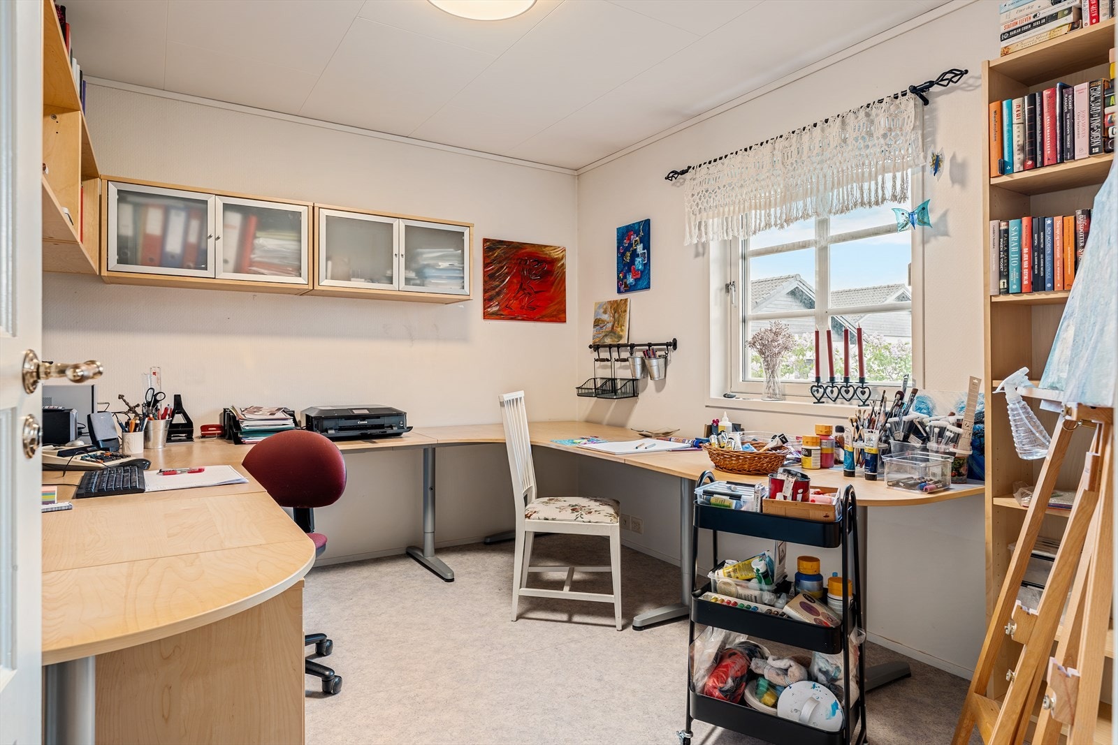 Soverom med adkomst fra kjøkkenet. Dagens eier har innredet rommet som kontor. Galleribilde