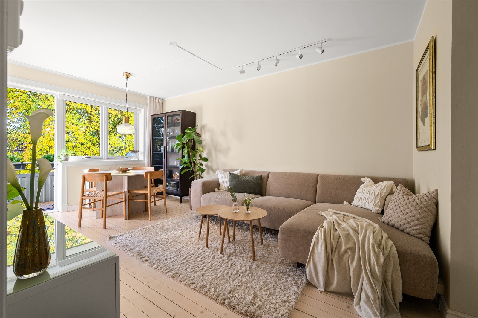 Stuen har gode møbleringsmuligheter med plass til både spisegruppe og sofa. Galleribilde