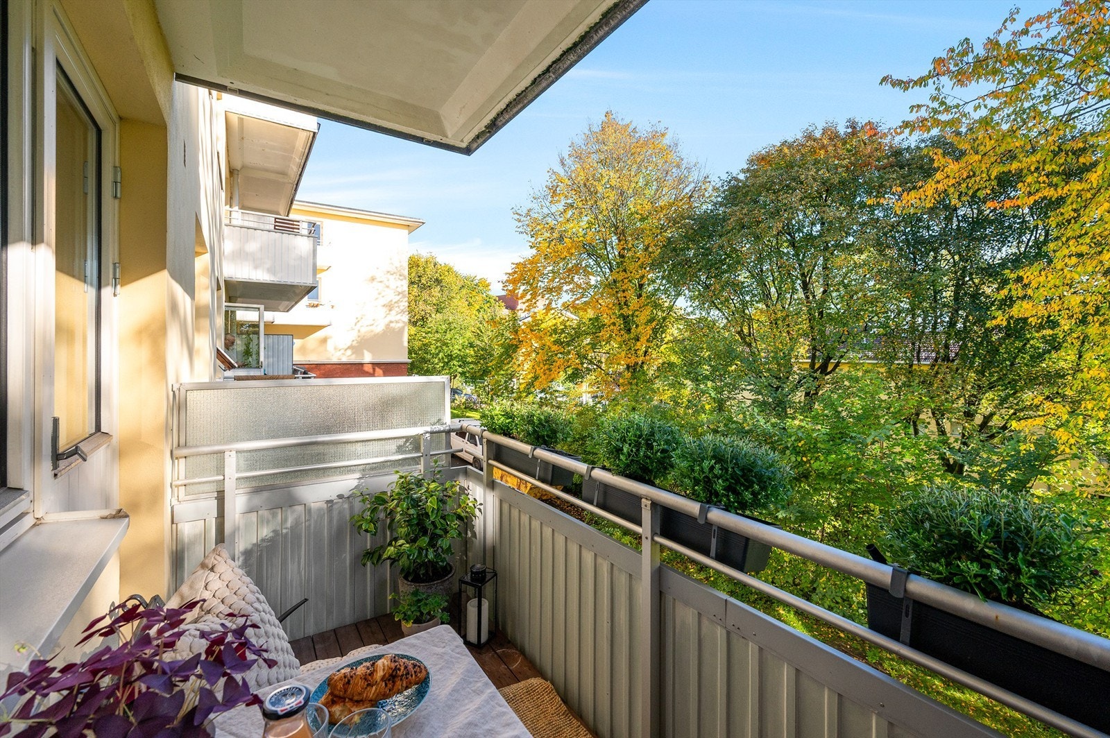 Nyt rolige morgener med utsyn over grønne omgivelser i Iladalen og sol frem til ca. kl. 14.00 i sommerhalvåret. Galleribilde