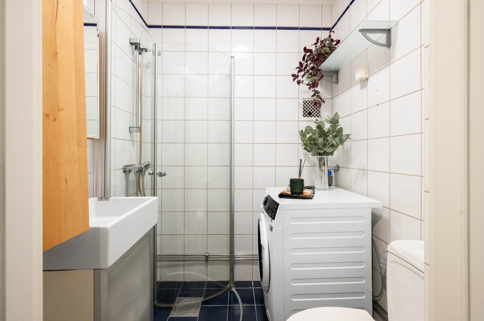 Praktisk bad med innfellbar glassdusj og opplegg for vaskemaskin/tørketrommel. Galleribilde