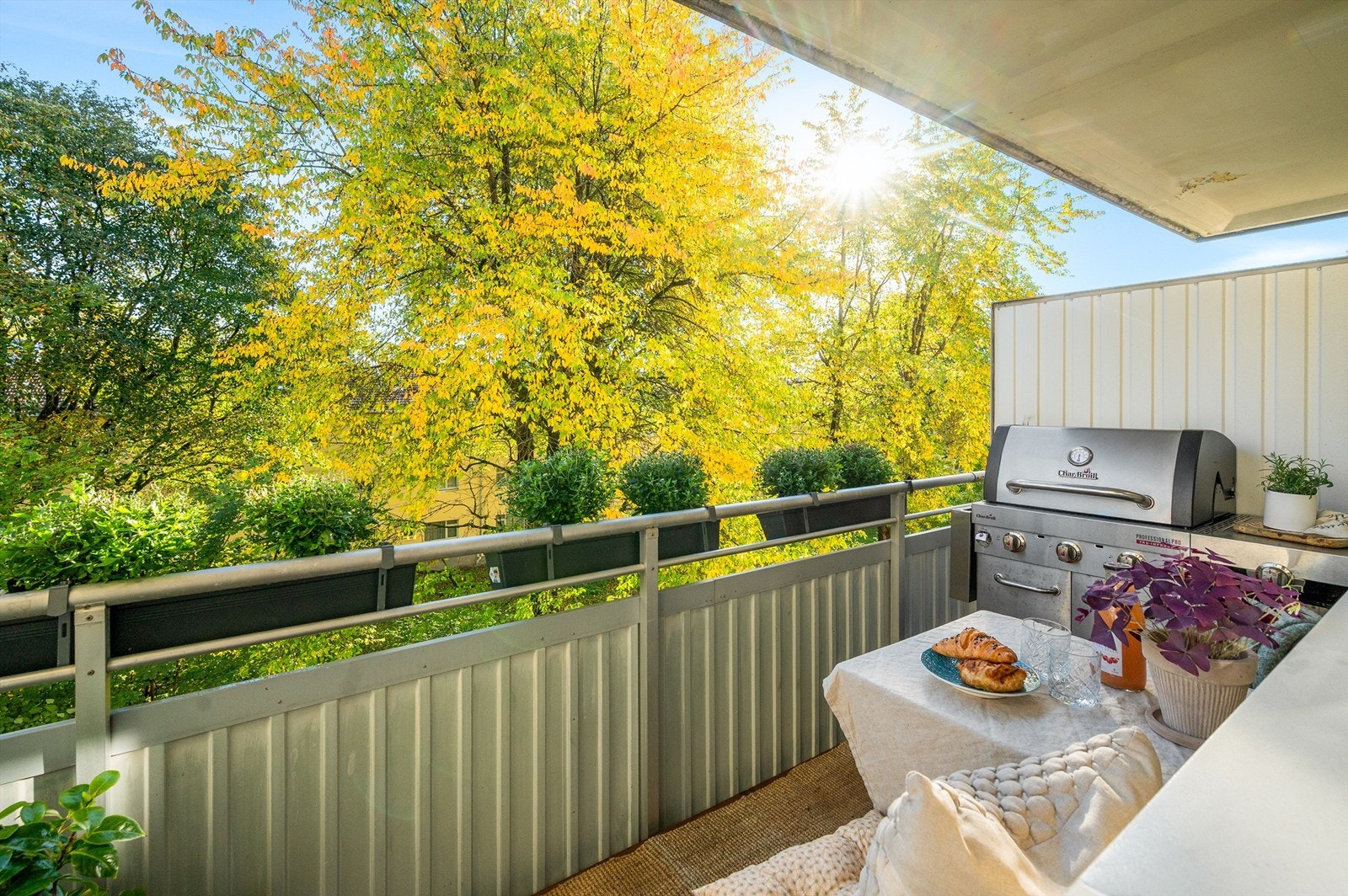 Nydelig og romslig balkong med lite innsyn og deilig sol fra morgen og frem til ca kl 14 sommerstid. Galleribilde