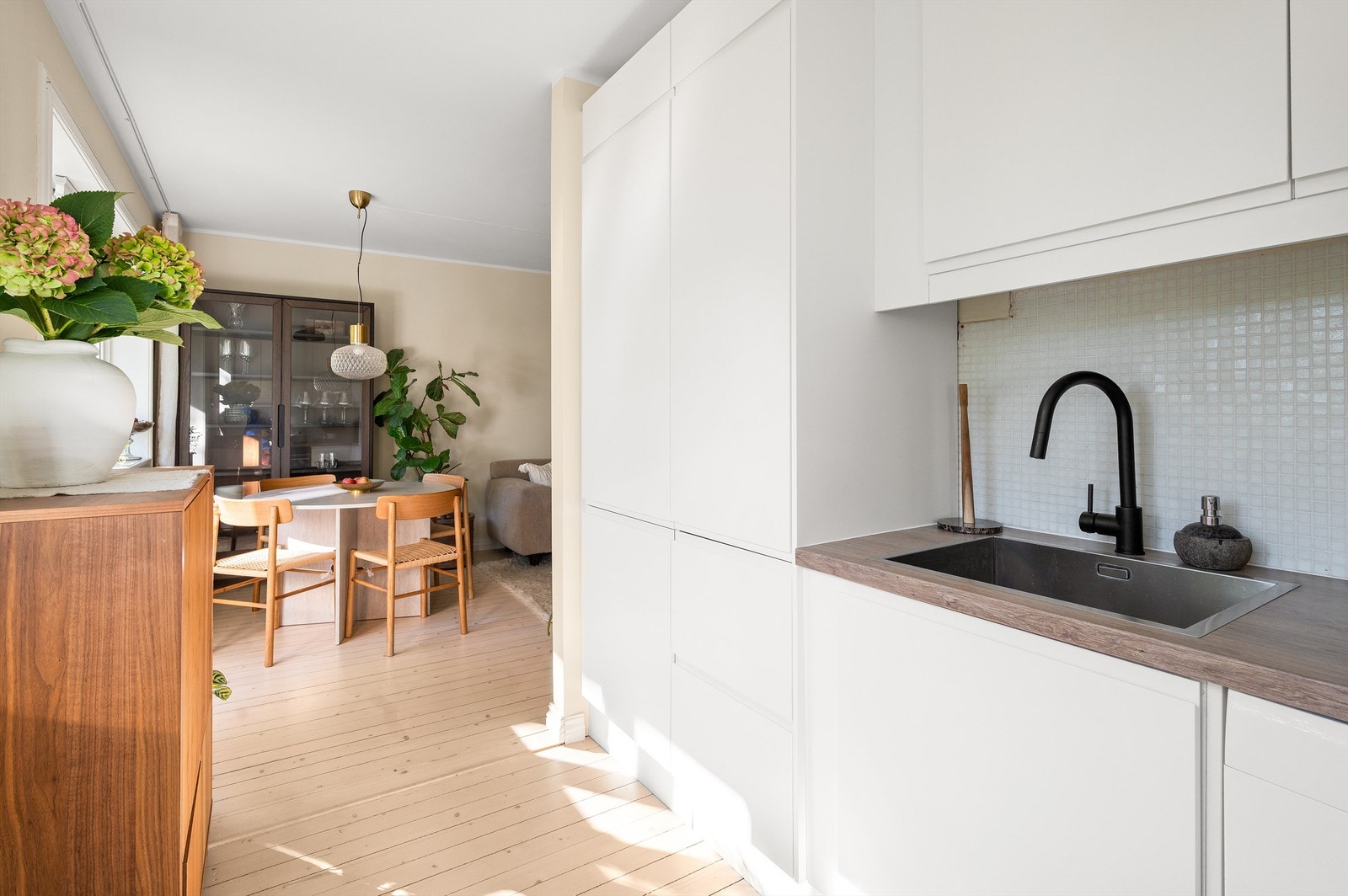 Moderne og delikat kjøkken med mye oppbevaringsplass i over- og underskap. Galleribilde