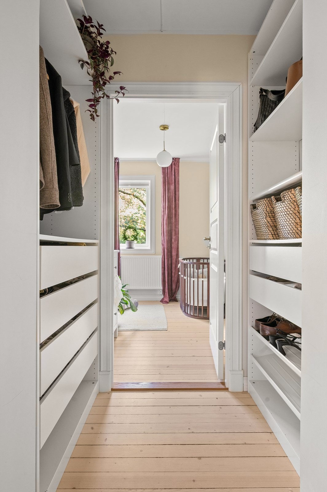 Leilighetens andre soverom har adkomst fra entréen - via en praktisk walk-in garderobe. Galleribilde