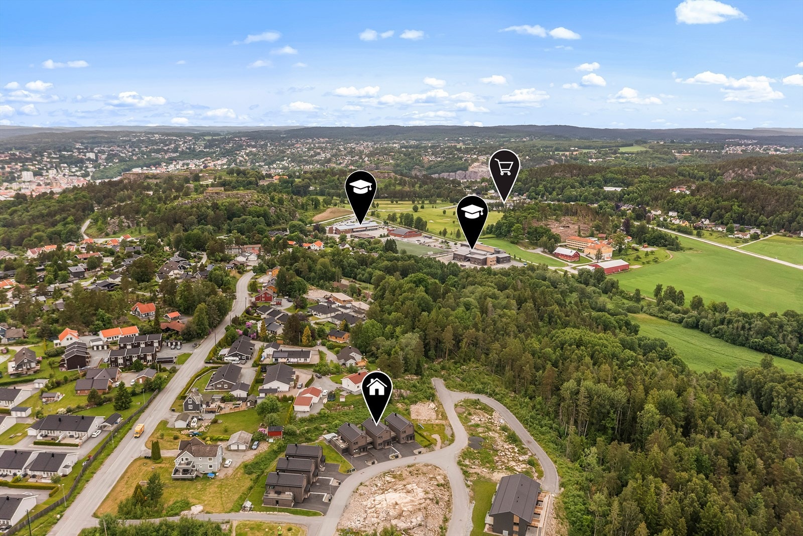 Fra eiendommen er det gangavstand til skoler, barnehager, dagligvarebutikker, golfbane m.m Galleribilde
