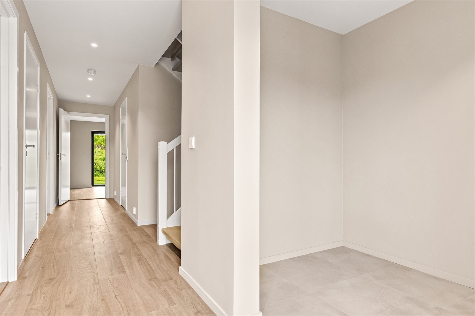 Velkommen inn! En lys og innbydende inngang til boligen. Galleribilde