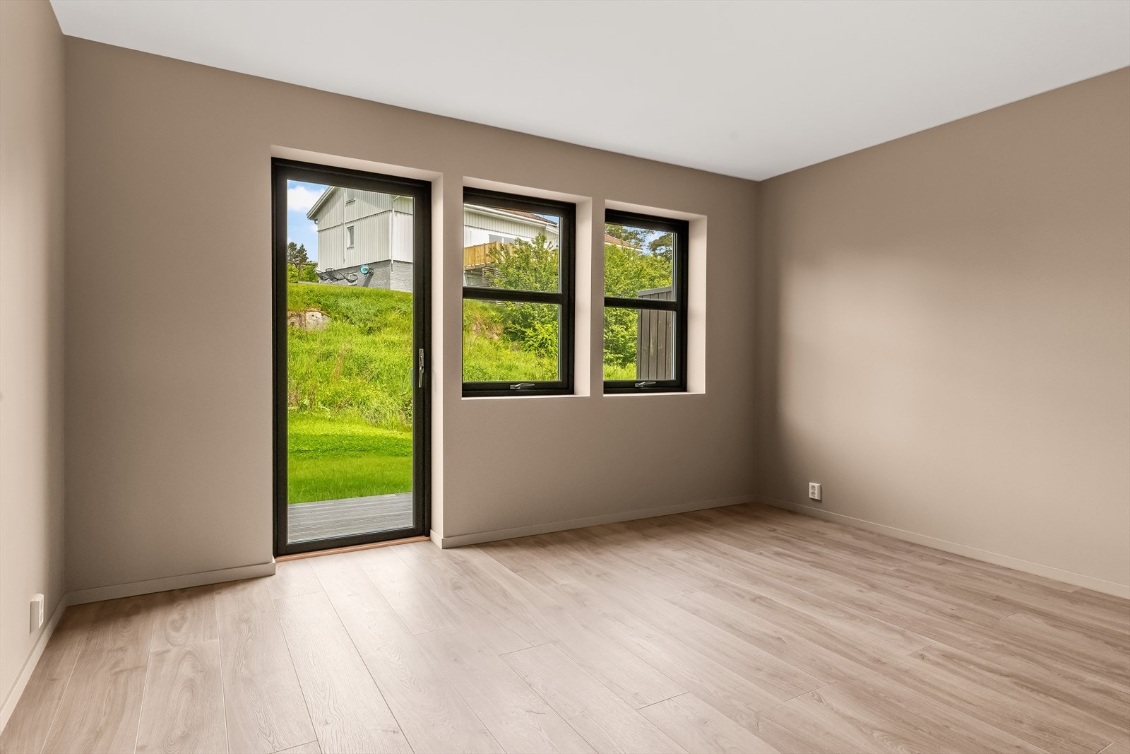 Boligen har tre soverom, som alle ligger i boligens 1. etasje. Hovedsoverommet har utgang til boligens hage. Galleribilde