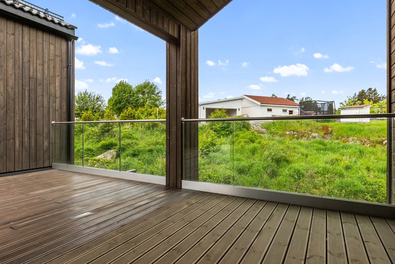 Flott terrasse som er delvis overbygd. Galleribilde