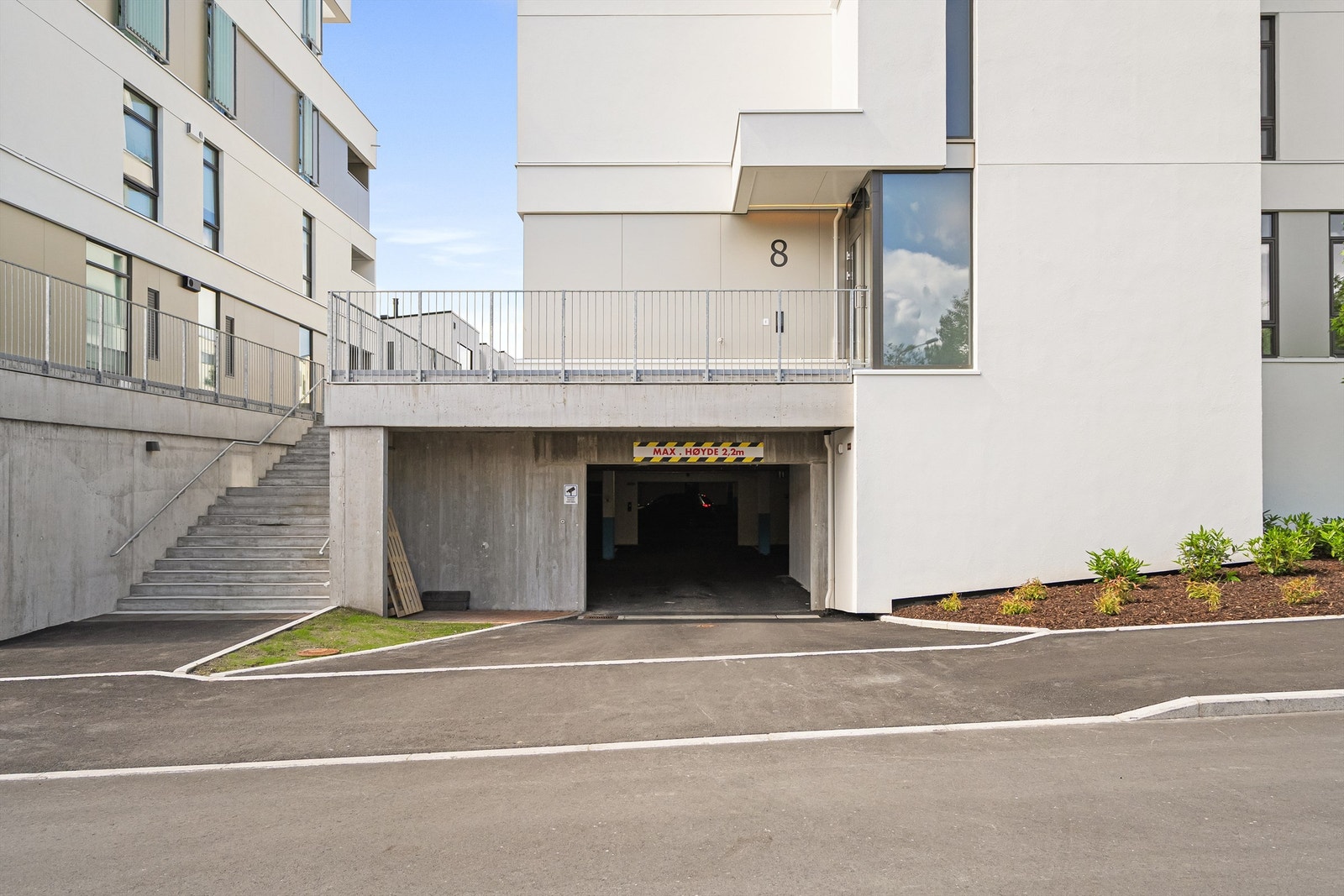 Innkjørsel til parkering, samt gjesteparkering. Galleribilde