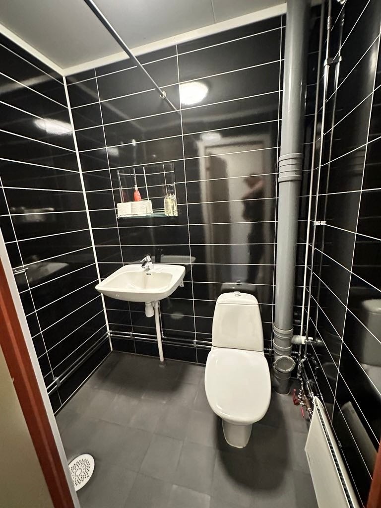 Moderne, praktisk og stilrent bad nyoppusset i 2021. Flislagt dusj, toalett og servant Galleribilde